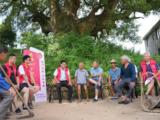 村には「何事も管理する」「老管ホットライン」がある