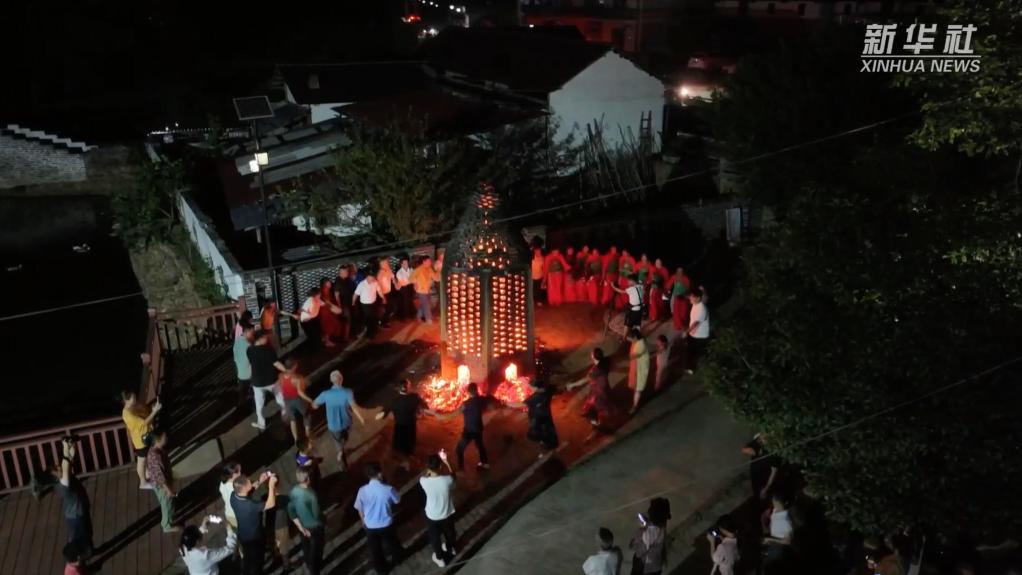 江西万安：塔を燃やして中秋節を祝う