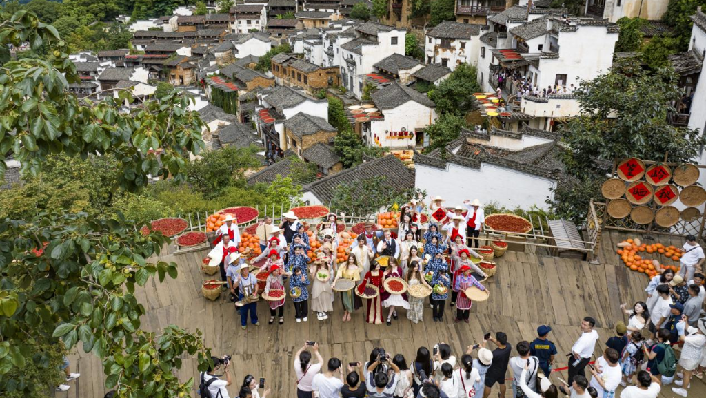“国际晒秋队”来篁岭啦！崖上古村晒出世界丰收