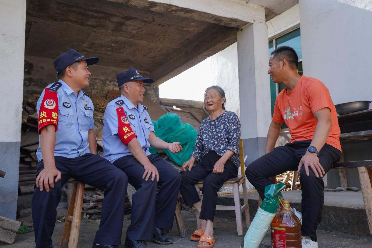 寻找最美线路民警：王坚的三十载护路人生_fororder_图片14