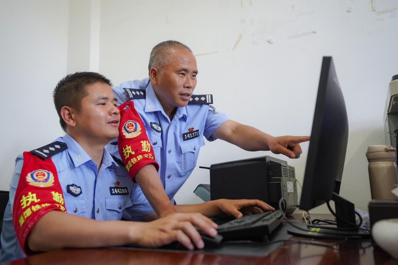 寻找最美线路民警：王坚的三十载护路人生_fororder_图片16