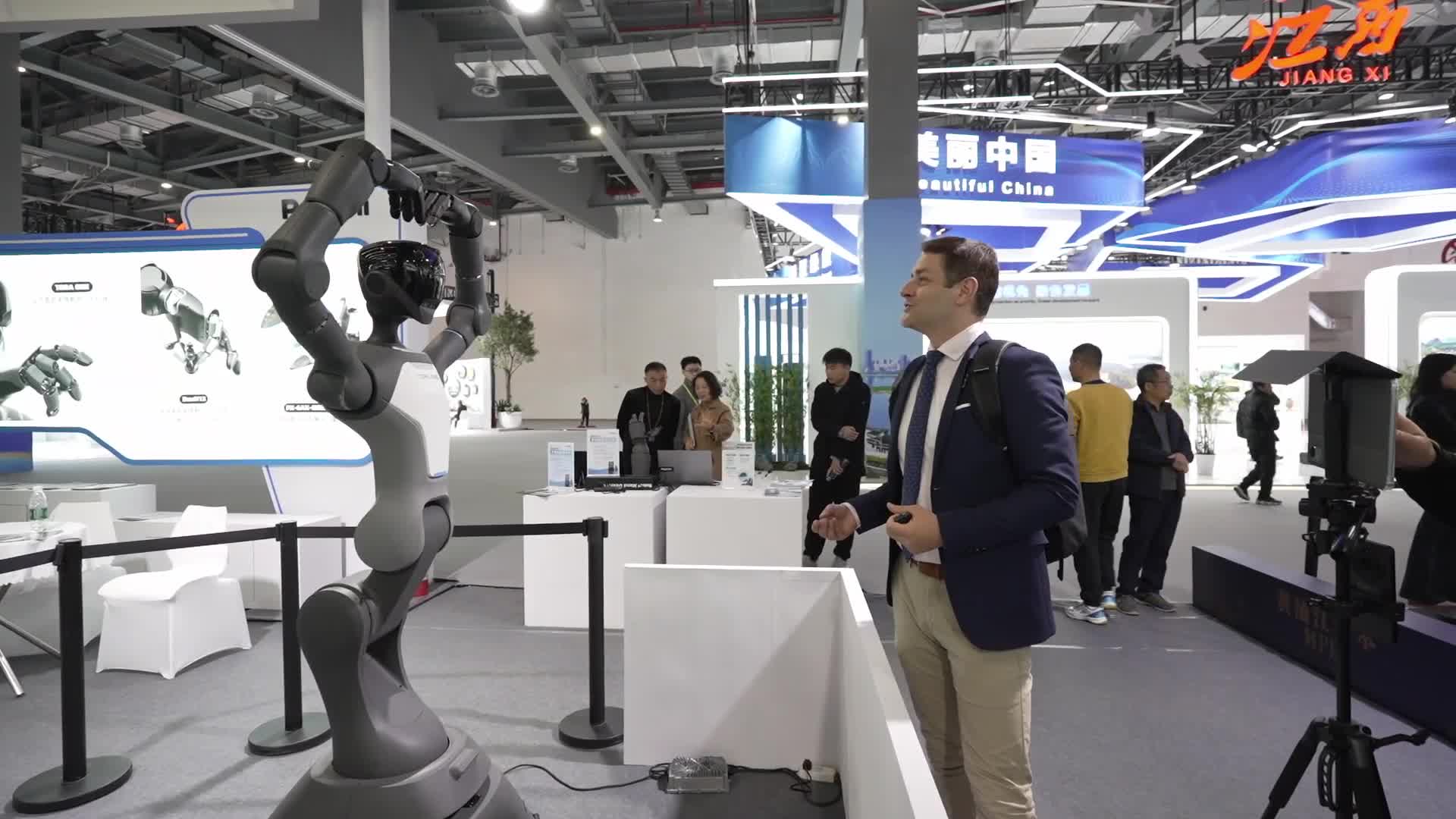 意大利友人点赞绿发会：从机器人到赣菜 一切都“WOW”