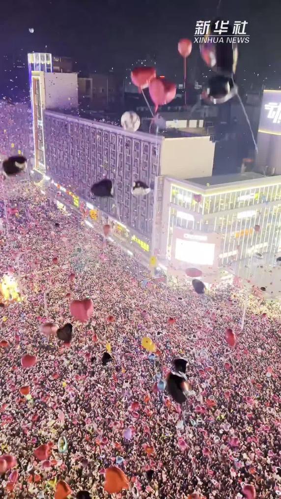 江西南昌:跨年氛圍“拉滿”