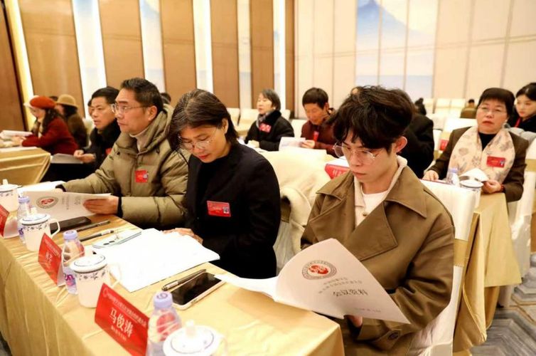 扎根大地 让诗歌在新时代根深叶茂常绿长青