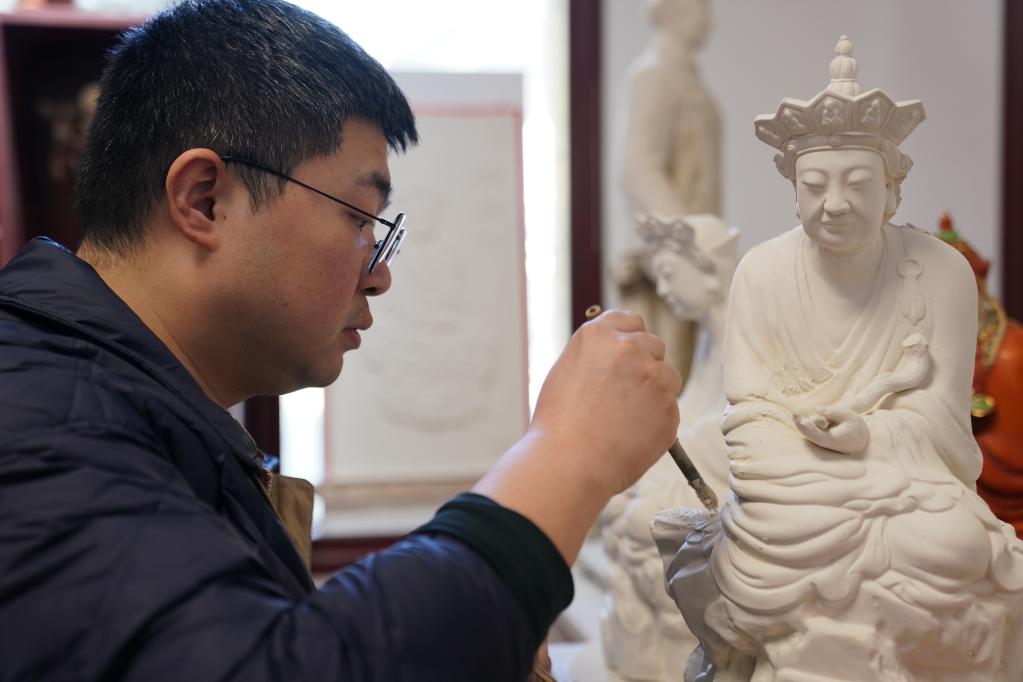 景德镇“瓷雕曾”第四代传人：让传统陶瓷以现代风貌重生