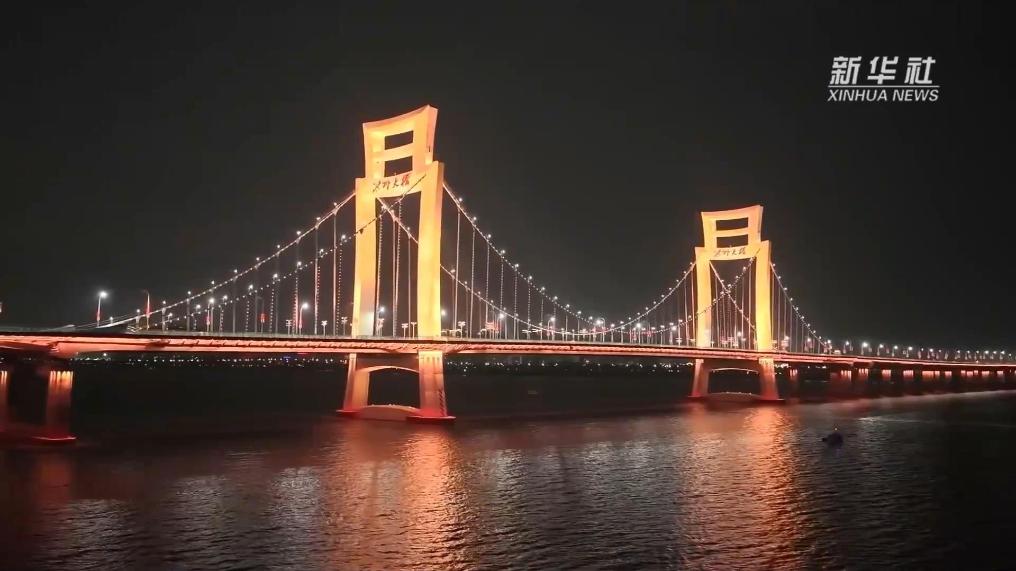 江西南昌：万人夜跑 燃动夏夜