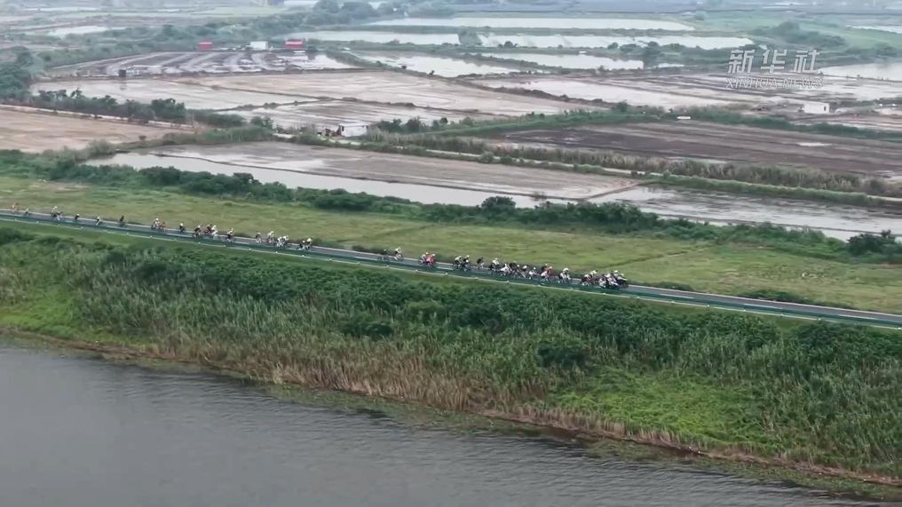 环鄱阳湖旅游公路铁人骑行活动在南昌举行