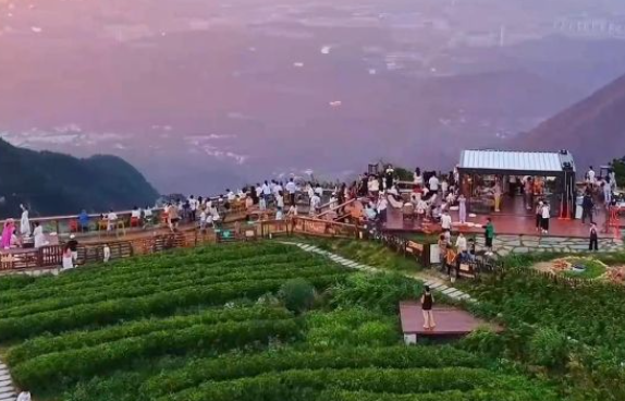 江西庐山：山顶茶舍丰富文旅消费新场景
