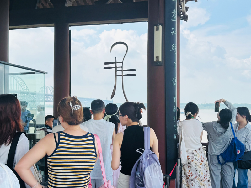 一把琵琶，带火一江岸线