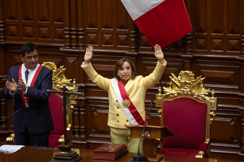 博卢阿特宣誓就任秘鲁新总统